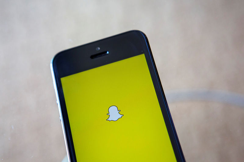 © Reuters. Imagen de archivo del logo de Snapchat en un teléfono móvil en Ventura, EEUU
