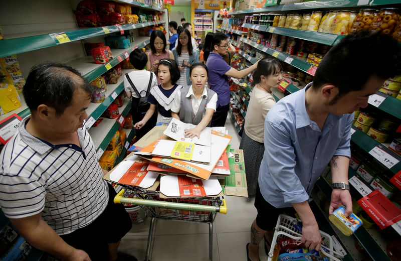 © Reuters. Cinesi fanno acquisti in un supermercato