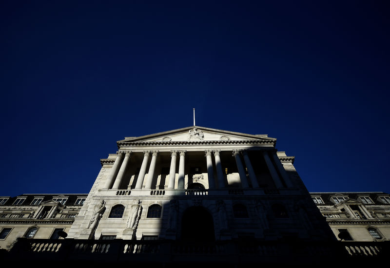 © Reuters. FILE PHOTO - An adjacent building throws a shadow accross the Bank of England in the City of London