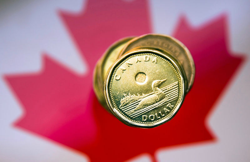 © Reuters. FILE PHOTO: A Canadian dollar coin, commonly known as the "Loonie", is pictured in this illustration