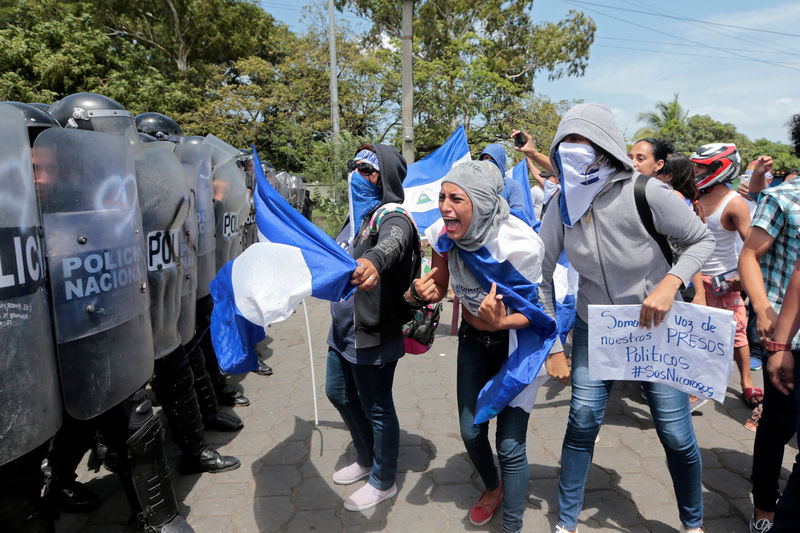 © Reuters. Manifestantes confrontam policiais durante protesto contra presidente da Nicarágua, Daniel Ortega, em Manágua