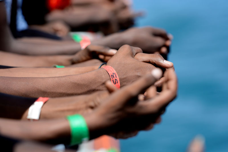 © Reuters. Mãos de imigrantes são vistas a bordo do navio MV Aquarius, em Malta