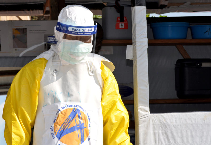 © Reuters. Agente de saúde com roupa protetora para atendimento a paciente com Ebola em Beni, na República Democrática do Congo