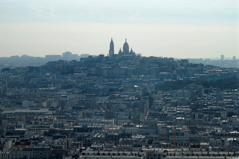 © Reuters. L'ARCHITECTE ROLAND CASTRO REMET À MACRON SA VISION DU GRAND PARIS