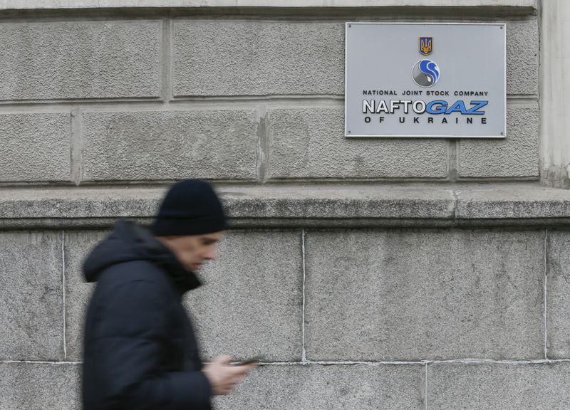 © Reuters. Прохожий у штаб-квартиры Нафтогаза в Киеве