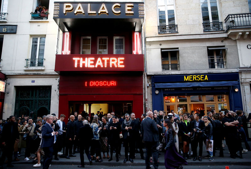 © Reuters. Convidados chegam a desfile da Gucci na Semana de Moda de Paris