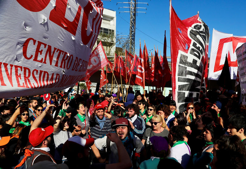 © Reuters. Manifestantes durante greve de abrangência nacional em Buenos Aires, na Argentina