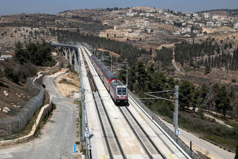 © Reuters. إسرائيل تفتتح خط قطارات سريعة بين مطار تل أبيب والقدس