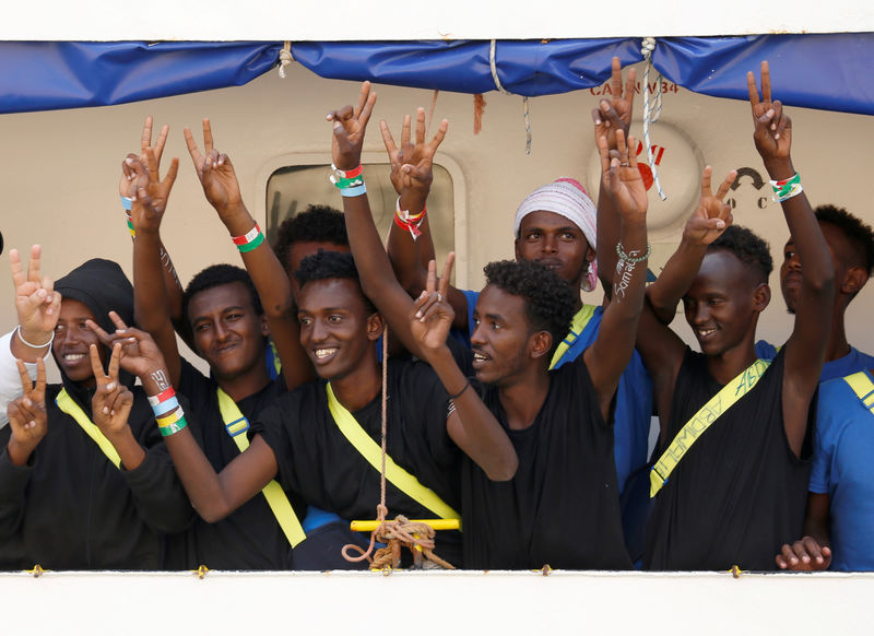 © Reuters. Imigrantes a bordo do navio de resgate Aquarius