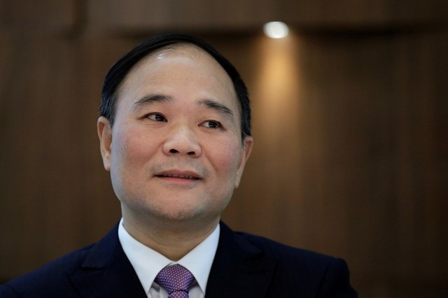 © Reuters. FILE PHOTO - Li Shufu, founder and chairman of Zhejiang Geely Holding Group attends the Volvo's S90 news conference in Shanghai