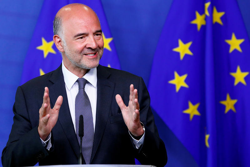 © Reuters. FILE PHOTO: European Economic and Financial Affairs Commissioner Moscovici speaks during a news conference in Brussels