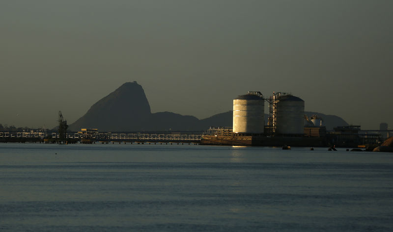 © Reuters. Tanques de gás natural na Baía de Guanabara, Rio de Janeiro, Brasil