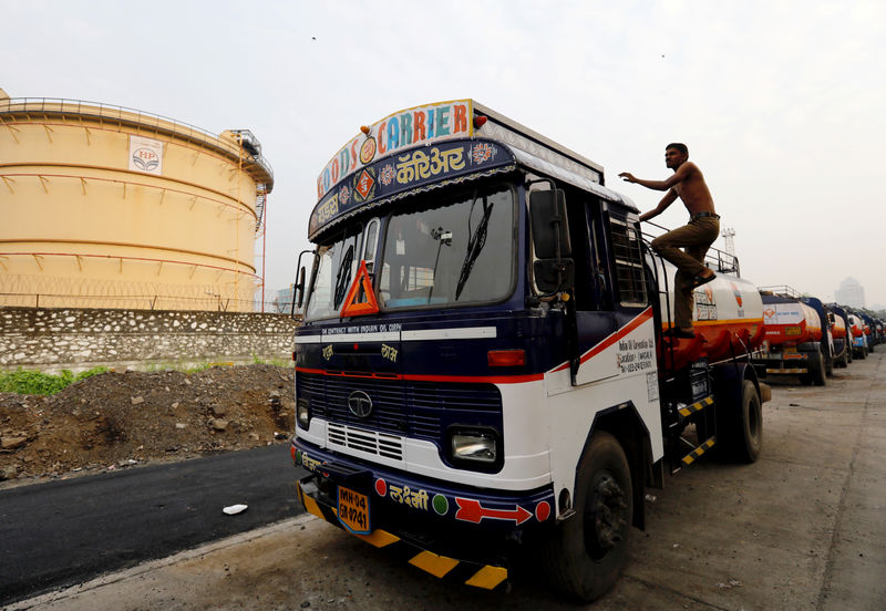 © Reuters. مصدر: الهند لم تبلغ شركات التكرير بوقف استيراد نفط إيران