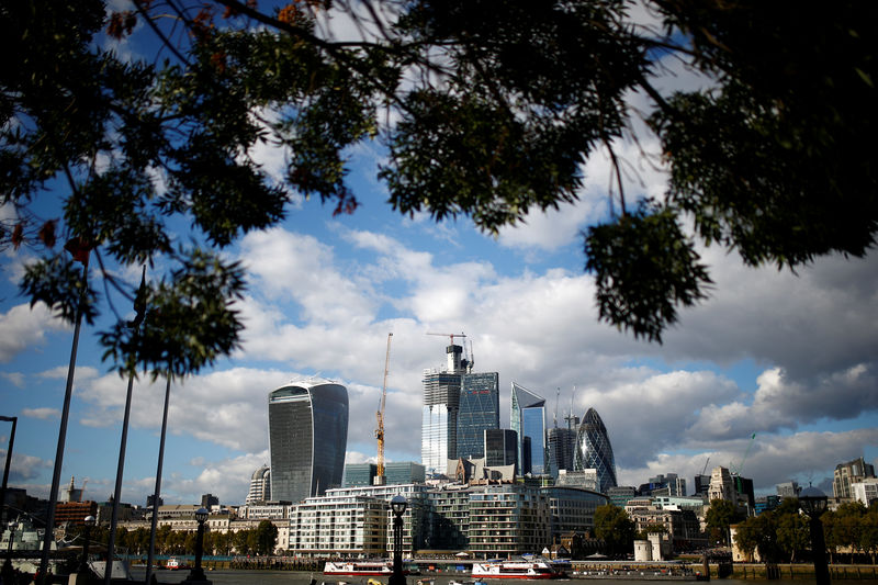 © Reuters. Buildings are seen in the financial district of London