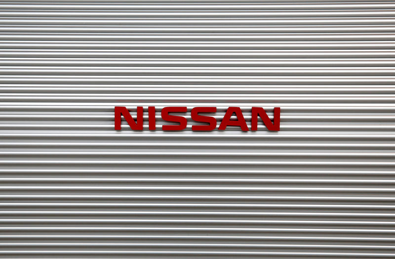 © Reuters. FILE PHOTO: Logo of Nissan Motor Co is pictured at a showroom at the carmaker's headquarters in Yokohama