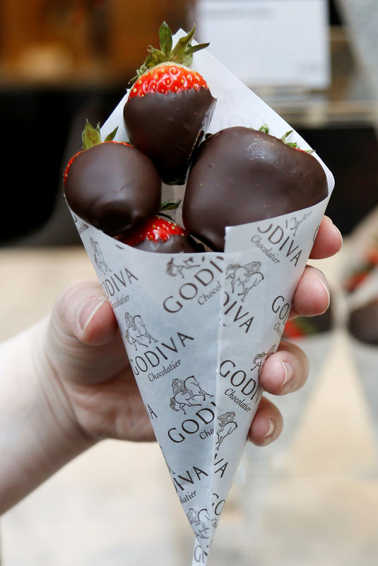 © Reuters. FILE PHOTO: Strawberries coated with chocolate are displayed at chocolate shop Godiva inside the Galeries Royales Saint-Hubert in central Brussels
