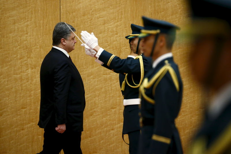 © Reuters. Президент Украины Петр Порошенко перед встречей с премьер-министром Японии Синдзо Абэ в Токио