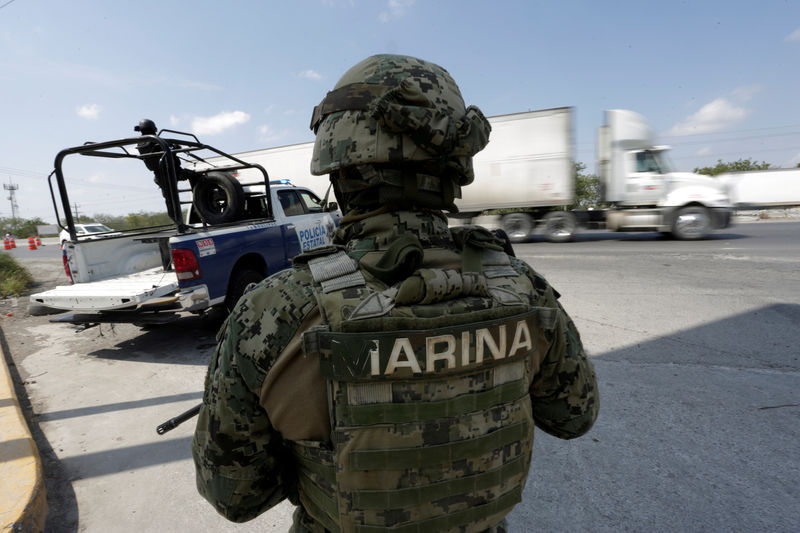 © Reuters. FILE PHOTO: A Mexican Marine stands guard at a checkpoint on the outskirts of Reynosa