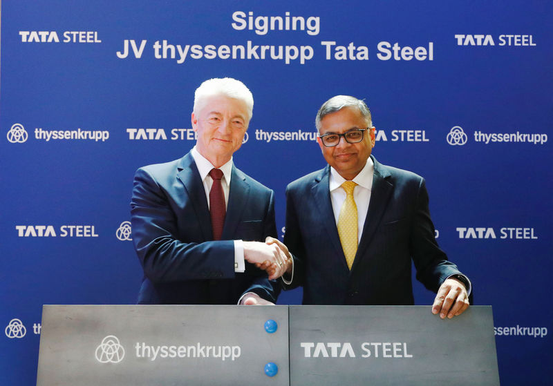 © Reuters. Germany's ThyssenKrupp CEO Hiesinger and Tata Sons Chairman Chandrasekaran pose at a joint news conference in Brussels