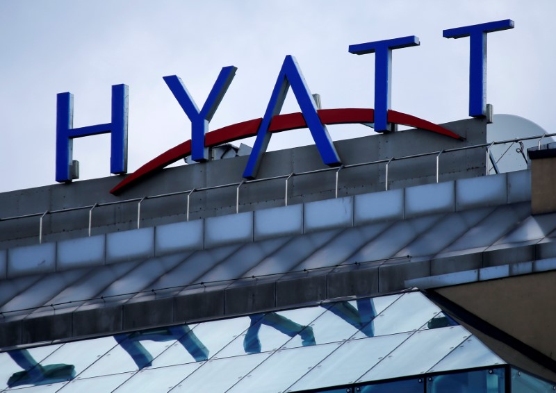 © Reuters. FILE PHOTO - Company's logo is seen on Ararat Park Hyatt Moscow hotel in central Moscow