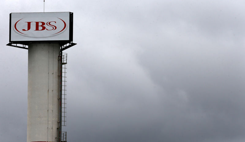 © Reuters. Logomarca da JBS SA é visto em unidade da empresa em Jundiaí