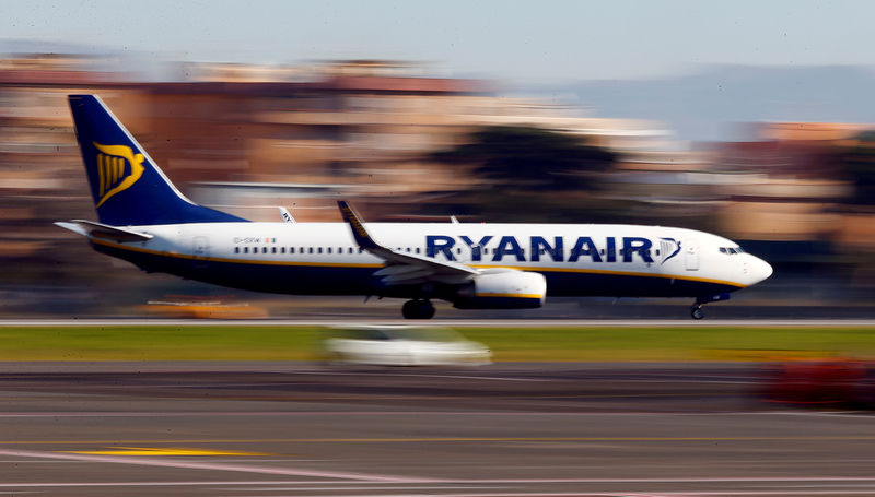 © Reuters. FILE PHOTO: A Ryanair aircraft lands at Ciampino Airport in Rome