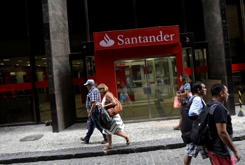 © Reuters. FILE PHOTO: People walk past a Banco Santander branch in downtown Rio de Janeiro