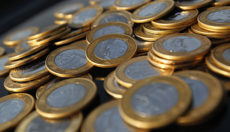 © Reuters. Brazilian real coins are seen in this picture illustration taken in Rio de Janeiro
