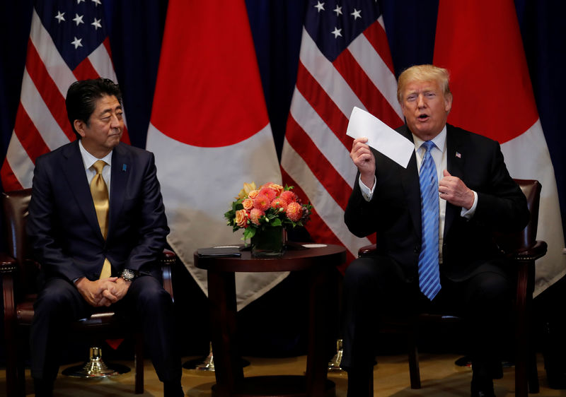 © Reuters. ترامب: رئيس وزراء اليابان وافق على بدء مباحثات بشأن اتفاق للتجارة الحرة