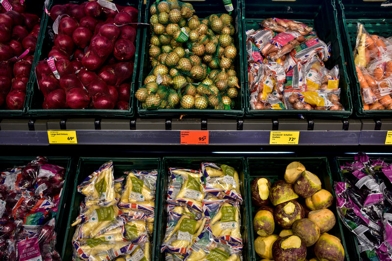© Reuters. FILE PHOTO: Fresh vegetables on sale in an Aldi store in London