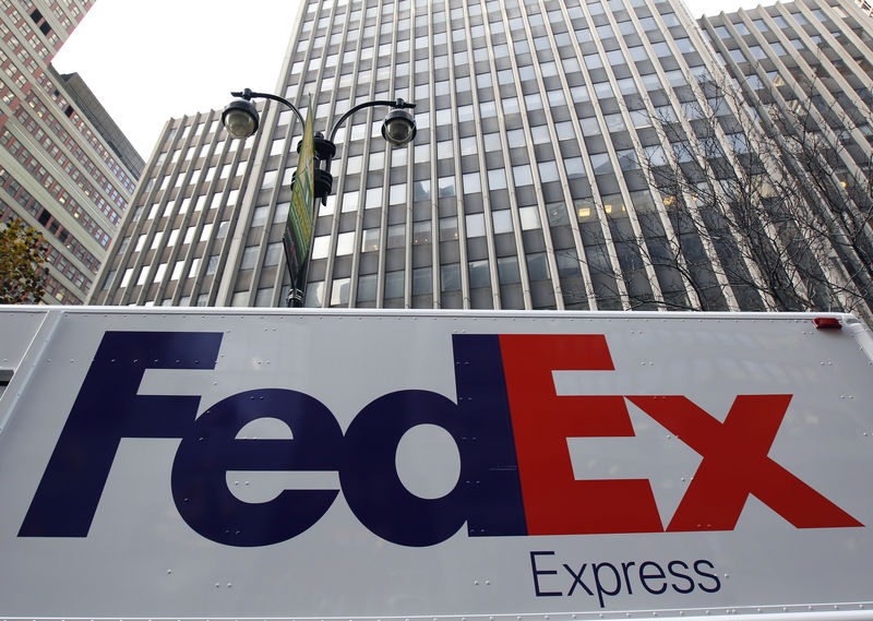 © Reuters. FILE PHOTO: FedEx delivery truck in New York