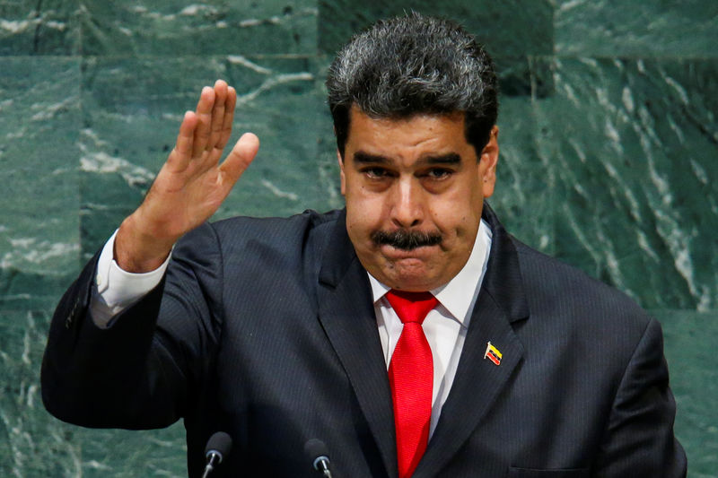 © Reuters. El presidente de Venezuela, Nicolás Maduro, saluda a los delegados después de dirigirse a la sesión de la Asamblea General de Naciones Unidas en la sede de la ONU en Nueva York, Estados Unidos