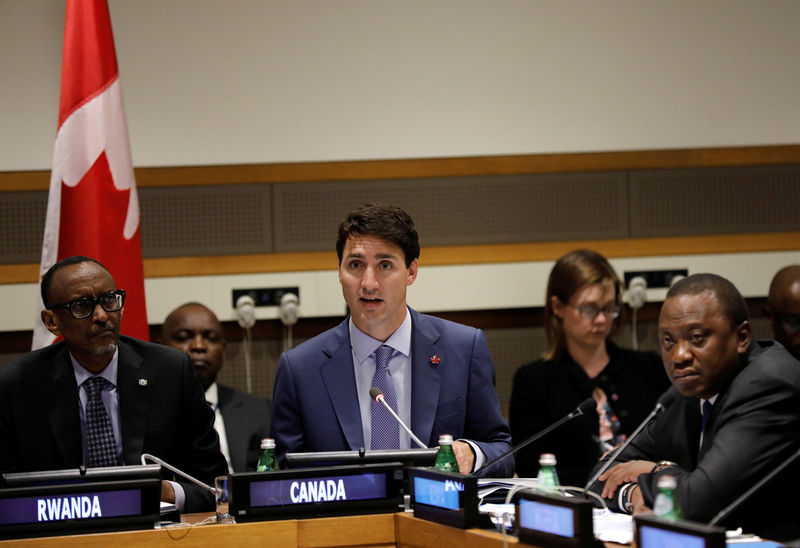 © Reuters. El primer ministro canadiense, Justin Trudeau, habla en la mesa redonda africana 