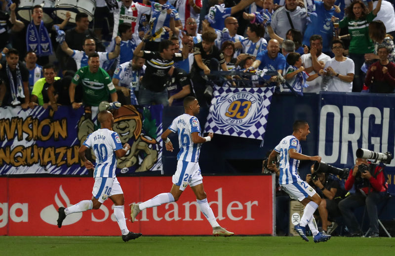 © Reuters. Foto del miércoles del jugador de Leganés Oscar Rodriguez celebrando tras marcar el gol del 2-1 sobre Barcelona