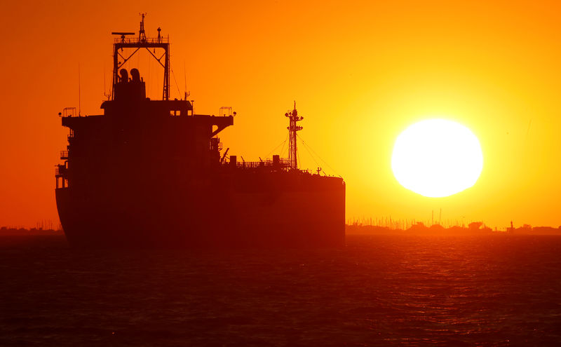 © Reuters. Нефтяной танкер у терминала Фос-Лавера вблизи Марселя, Франция