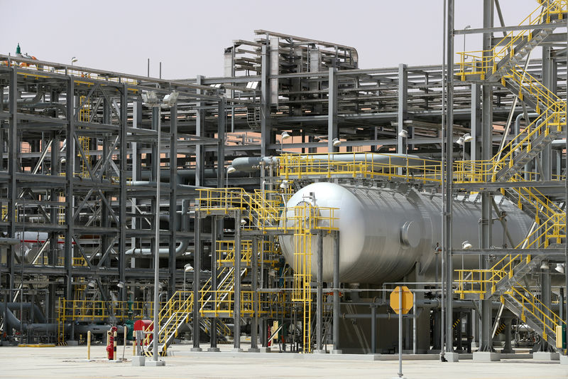 © Reuters. The production facility of Saudi Aramco's Shaybah oilfield is seen in the Empty Quarter