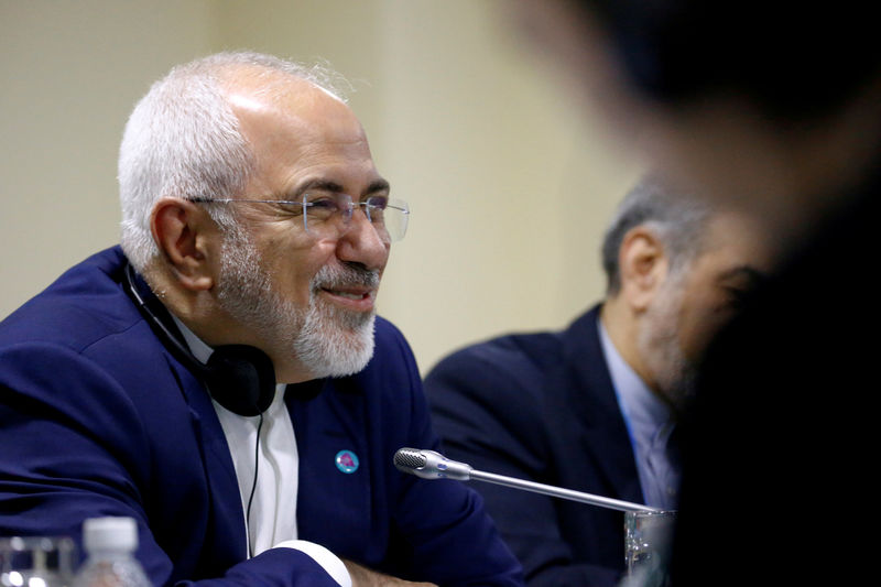 © Reuters. FILE PHOTO: Iranian Foreign Minister Mohammad Javad Zarif at a meeting with Chinese counterpart Wang Yi during an ASEAN meeting in Singapore