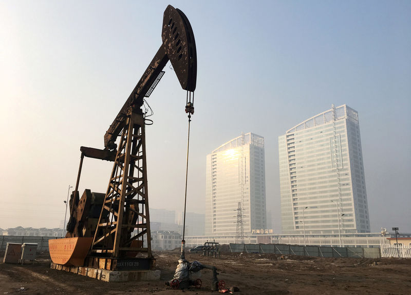 © Reuters. FILE PHOTO: Pumpjack is seen at the Sinopec-operated Shengli oil field in Dongying, Shandong