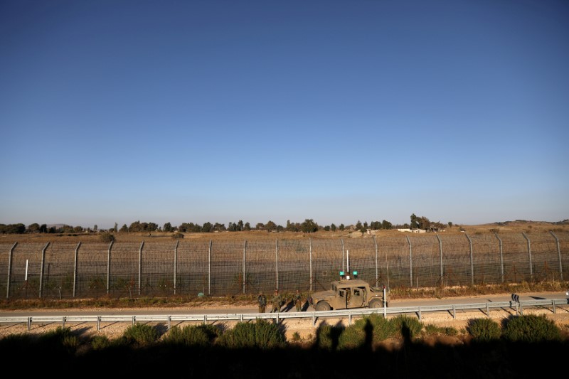 © Reuters. Soldados israelenses patrulham linha de cessar-fogo entre Israel e Síria nas Colinas de Golã