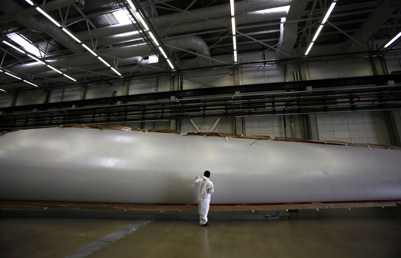 © Reuters. Funcionário inspeciona hélice de turbina eólica em fábrica da Vestas Wind Technology na China