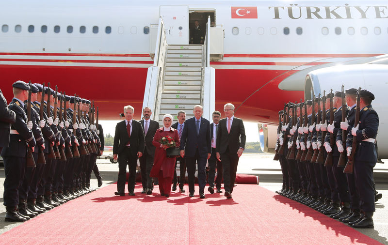 © Reuters. Presidente turco, Tayyip Erdogan, desembarca no aeroporto Tegel em Berlim