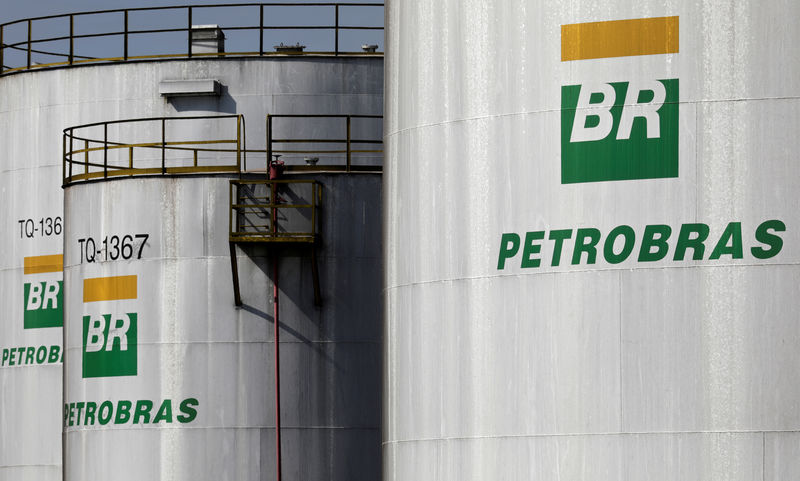 © Reuters. Logo da Petrobras em tanques da empresa em Paulínia, São Paulo