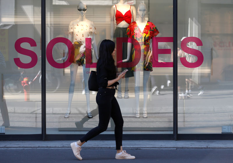 © Reuters. LA DURÉE DES SOLDES RAMENÉE À QUATRE SEMAINES