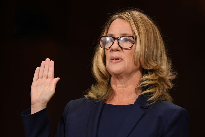 © Reuters. Christine Blasey Ford faz juramento antes de depor perante o Comitê Judiciário do Senado dos Estados Unidos em Washington, D.C