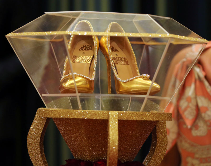 © Reuters. تاجر مجوهرات في دبي يعرض حذاء مرصعا بالألماس مقابل 17 مليون دولار