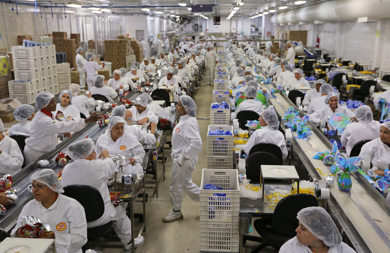 © Reuters. Funcionários trabalham em fábrica em São Paulo