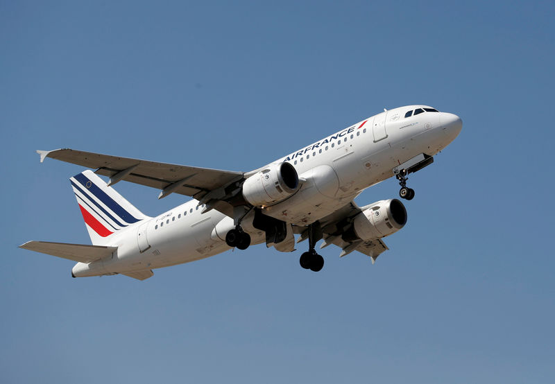 © Reuters. FILE PHOTO: The Air France Airbus A319-113 takes off from Nice International airport in Nice