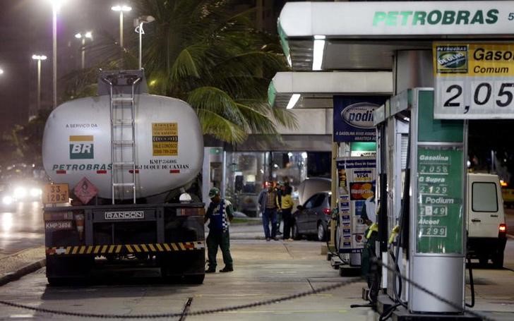© Reuters. Caminhão abastece no Rio de Janeiro