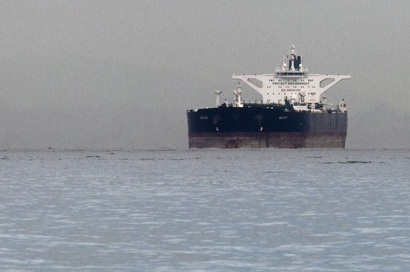 © Reuters. Иранский нефтеналивной супертанкер "Delvar" у берегов Сингапура