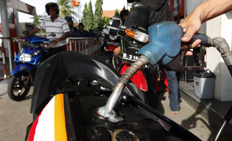 © Reuters. FILE PHOTO: Motorists queue for fuel at a fuel station in Jakarta